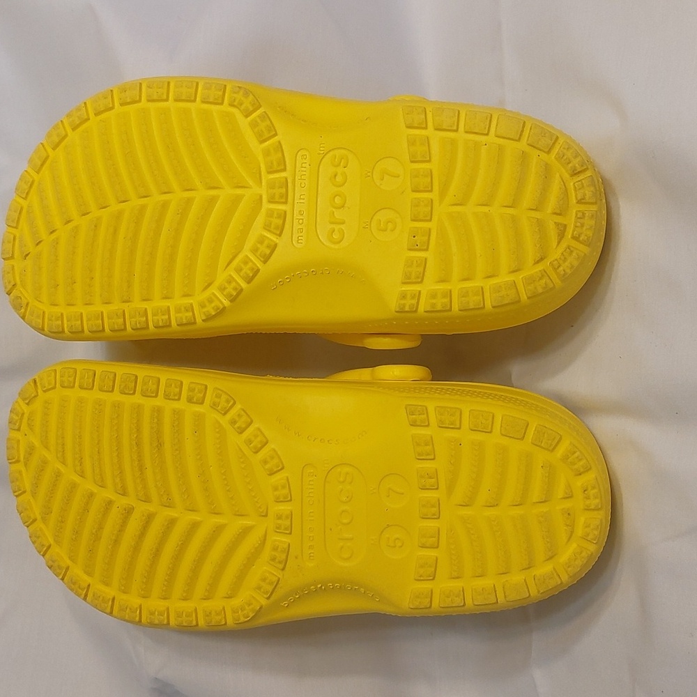 Size 7 Womens Yellow Crocs - Picture 3 of 6